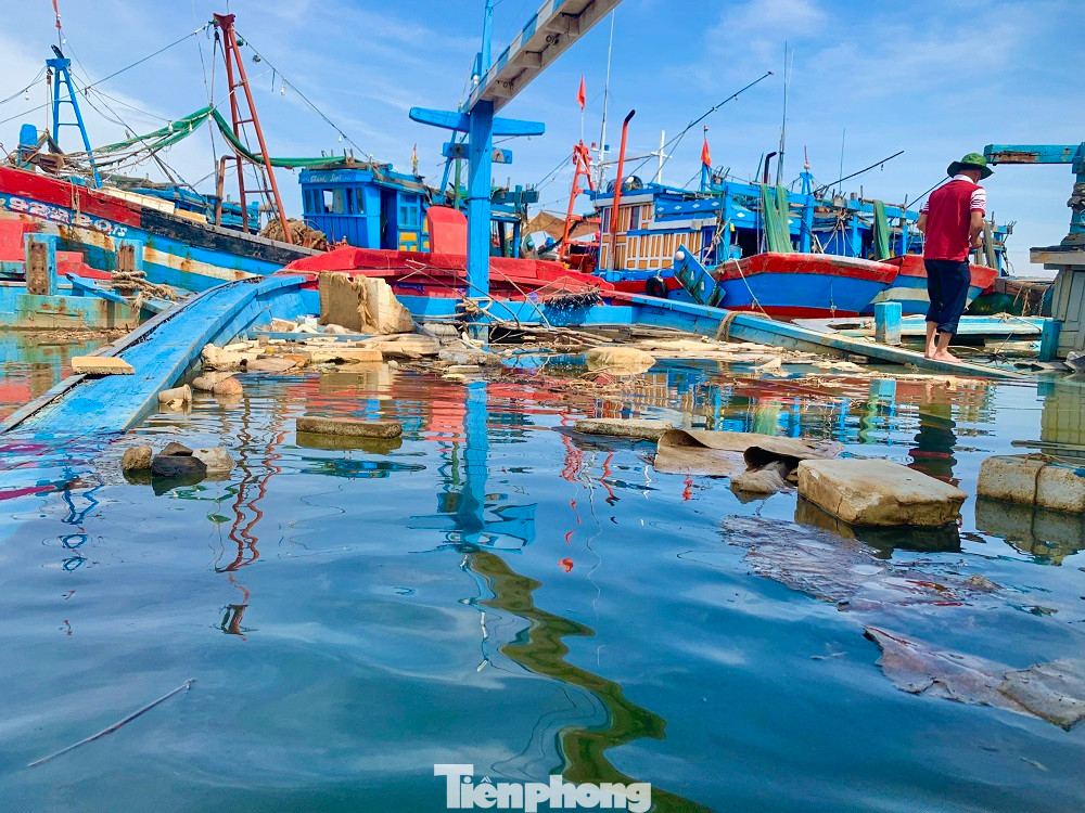 Những con tàu "ẩn mình" dưới mặt nước vô tình trở thành cái “bẫy” đối với những tàu cá khác khi ra vào cửa sông Phú Thọ Những con tàu "ẩn mình" dưới mặt nước vô tình trở thành cái “bẫy” đối với những tàu cá khác khi ra vào cửa sông Phú Thọ