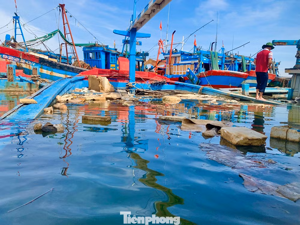 Những con tàu "ẩn mình" dưới mặt nước vô tình trở thành cái “bẫy” đối với những tàu cá khác khi ra vào cửa sông Phú Thọ Những con tàu "ẩn mình" dưới mặt nước vô tình trở thành cái “bẫy” đối với những tàu cá khác khi ra vào cửa sông Phú Thọ