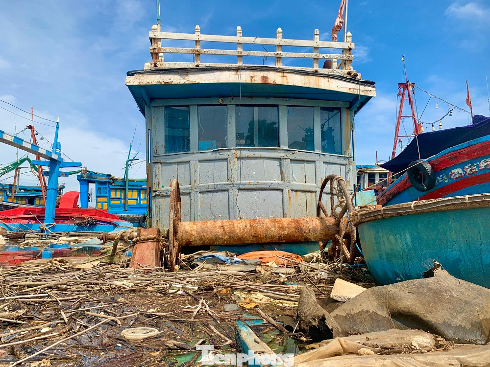 Những con tàu "ẩn mình" dưới mặt nước vô tình trở thành cái “bẫy” đối với những tàu cá khác khi ra vào cửa sông Phú Thọ Những con tàu "ẩn mình" dưới mặt nước vô tình trở thành cái “bẫy” đối với những tàu cá khác khi ra vào cửa sông Phú Thọ