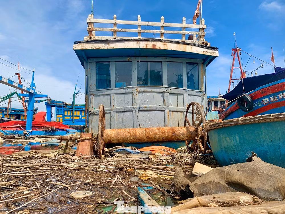 Những con tàu "ẩn mình" dưới mặt nước vô tình trở thành cái “bẫy” đối với những tàu cá khác khi ra vào cửa sông Phú Thọ Những con tàu "ẩn mình" dưới mặt nước vô tình trở thành cái “bẫy” đối với những tàu cá khác khi ra vào cửa sông Phú Thọ