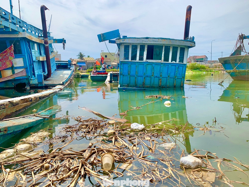 Đa phần số tàu cá bị bỏ, chìm tại cửa sông Phú Này đều là của ngư dân xã Nghĩa Phú và Nghĩa An, TP Quảng Ngãi. Đa phần số tàu cá bị bỏ, chìm tại cửa sông Phú Này đều là của ngư dân xã Nghĩa Phú và Nghĩa An, TP Quảng Ngãi.