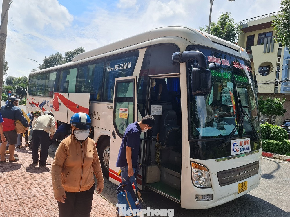 Không chỉ xe khách đường dài, xe buýt nội tỉnh của Công ty TNHH MTV Mai Linh Quảng Ngãi và Công ty CP Bến xe Quảng Ngãi cũng có hàng chục xe vi phạm về tốc độ. Không chỉ xe khách đường dài, xe buýt nội tỉnh của Công ty TNHH MTV Mai Linh Quảng Ngãi và Công ty CP Bến xe Quảng Ngãi cũng có hàng chục xe vi phạm về tốc độ.