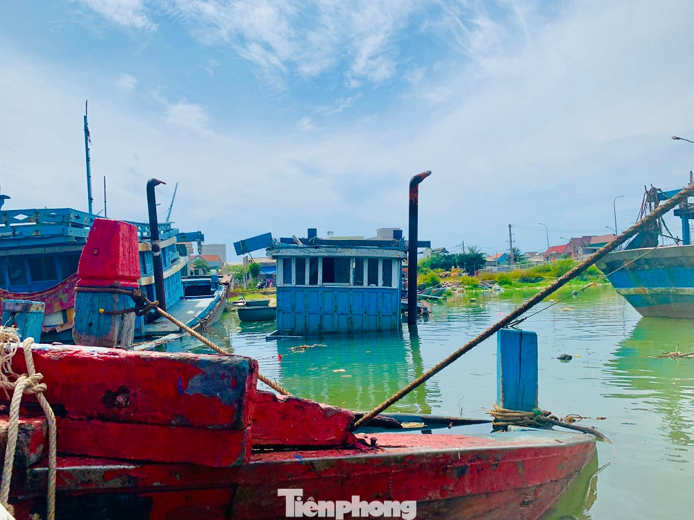 Sau thời gian dài neo đậu, những tàu cá tiền tỷ bắt đầu hư hỏng rồi chìm xuống sông Phú Thọ. Sau thời gian dài neo đậu, những tàu cá tiền tỷ bắt đầu hư hỏng rồi chìm xuống sông Phú Thọ.