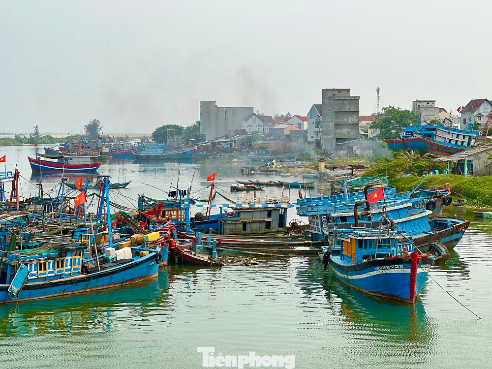 Sau thời gian dài neo đậu, những tàu cá tiền tỷ bắt đầu hư hỏng rồi chìm xuống sông Phú Thọ. Sau thời gian dài neo đậu, những tàu cá tiền tỷ bắt đầu hư hỏng rồi chìm xuống sông Phú Thọ.