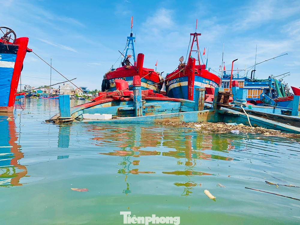 Đa phần số tàu cá bị bỏ, chìm tại cửa sông Phú Này đều là của ngư dân xã Nghĩa Phú và Nghĩa An, TP Quảng Ngãi. Đa phần số tàu cá bị bỏ, chìm tại cửa sông Phú Này đều là của ngư dân xã Nghĩa Phú và Nghĩa An, TP Quảng Ngãi.