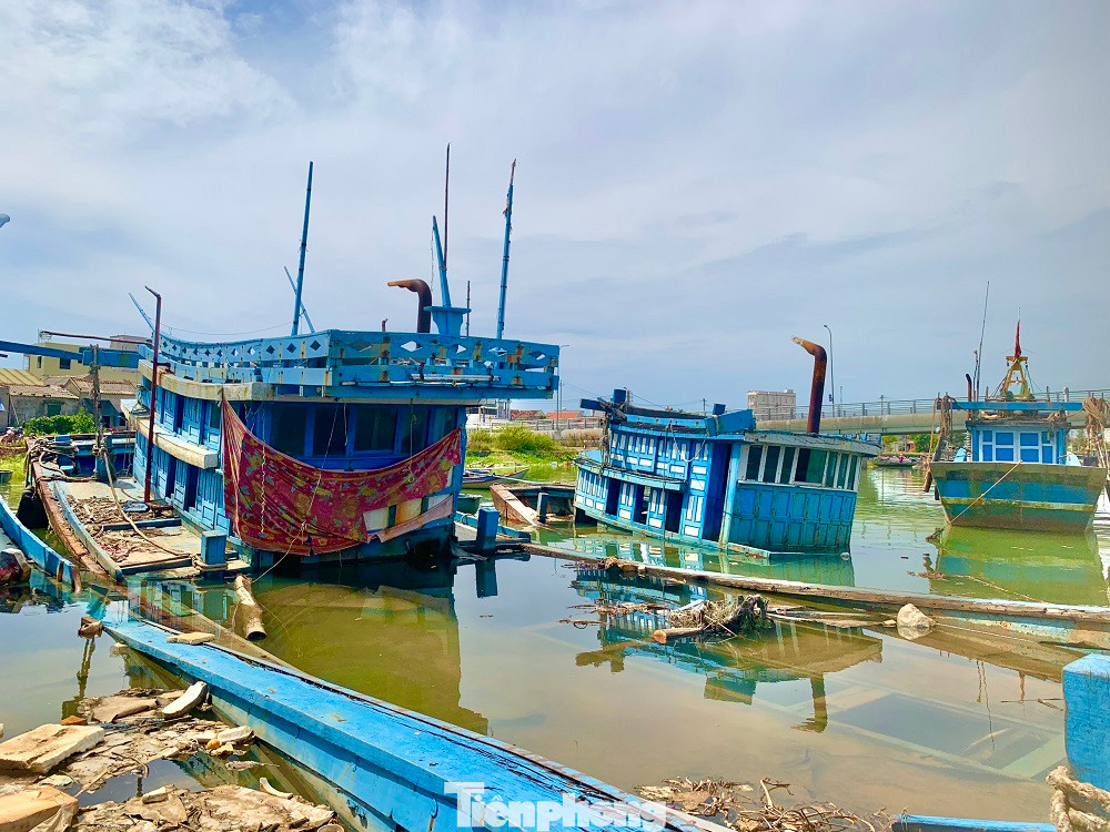 Đa phần số tàu cá bị bỏ, chìm tại cửa sông Phú Này đều là của ngư dân xã Nghĩa Phú và Nghĩa An, TP Quảng Ngãi. Đa phần số tàu cá bị bỏ, chìm tại cửa sông Phú Này đều là của ngư dân xã Nghĩa Phú và Nghĩa An, TP Quảng Ngãi.