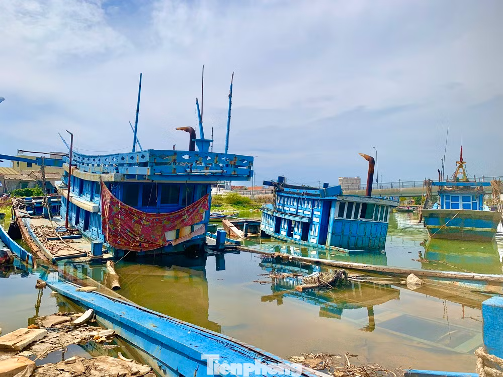 Đa phần số tàu cá bị bỏ, chìm tại cửa sông Phú Này đều là của ngư dân xã Nghĩa Phú và Nghĩa An, TP Quảng Ngãi. Đa phần số tàu cá bị bỏ, chìm tại cửa sông Phú Này đều là của ngư dân xã Nghĩa Phú và Nghĩa An, TP Quảng Ngãi.