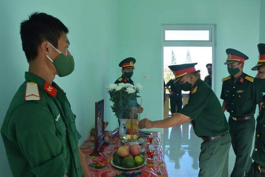 Các cán bộ, chiến sĩ Trung đoàn 29 thắp những nén nhang, chia sẻ nỗi đau mất mát người thân và động viên binh nhì Hoàng. (Ảnh: B.N)