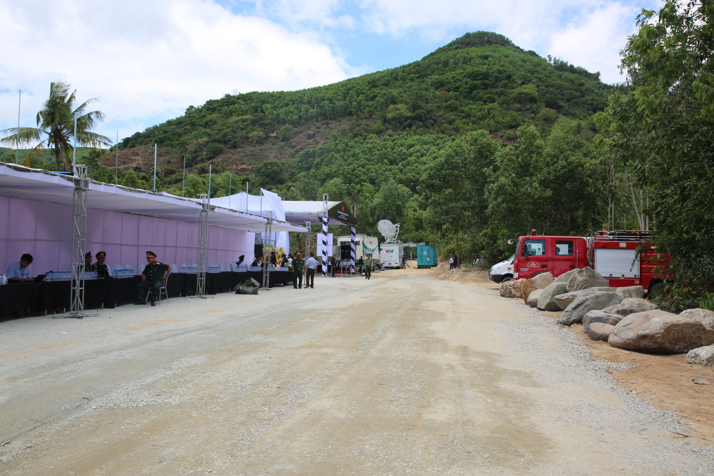 Mọi công tác chuẩn bị tại quê nhà, nơi an nghỉ cuối cùng của nguyên Chủ tịch nước Trần Đức Lương đã hoàn tất. Mọi công tác chuẩn bị tại quê nhà, nơi an nghỉ cuối cùng của nguyên Chủ tịch nước Trần Đức Lương đã hoàn tất.