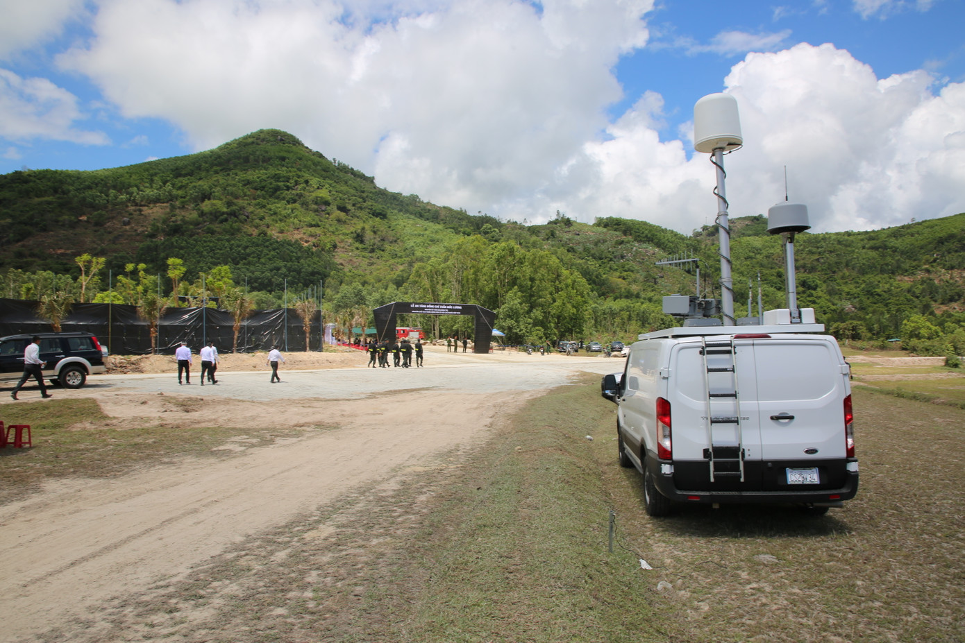 Nhiều xe chuyên dụng của Quân đội làm nhiệm vụ tại khu vực an táng nguyên Chủ tịch nước Trần Đức Lương. Nhiều xe chuyên dụng của Quân đội làm nhiệm vụ tại khu vực an táng nguyên Chủ tịch nước Trần Đức Lương.