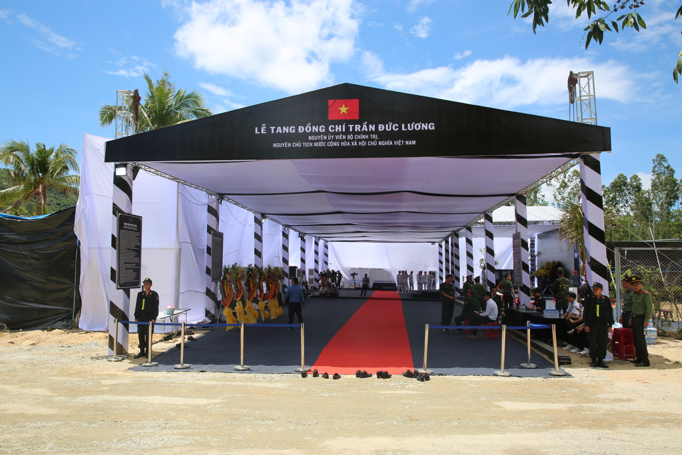 Mọi công tác chuẩn bị tại quê nhà, nơi an nghỉ cuối cùng của nguyên Chủ tịch nước Trần Đức Lương đã hoàn tất. Mọi công tác chuẩn bị tại quê nhà, nơi an nghỉ cuối cùng của nguyên Chủ tịch nước Trần Đức Lương đã hoàn tất.