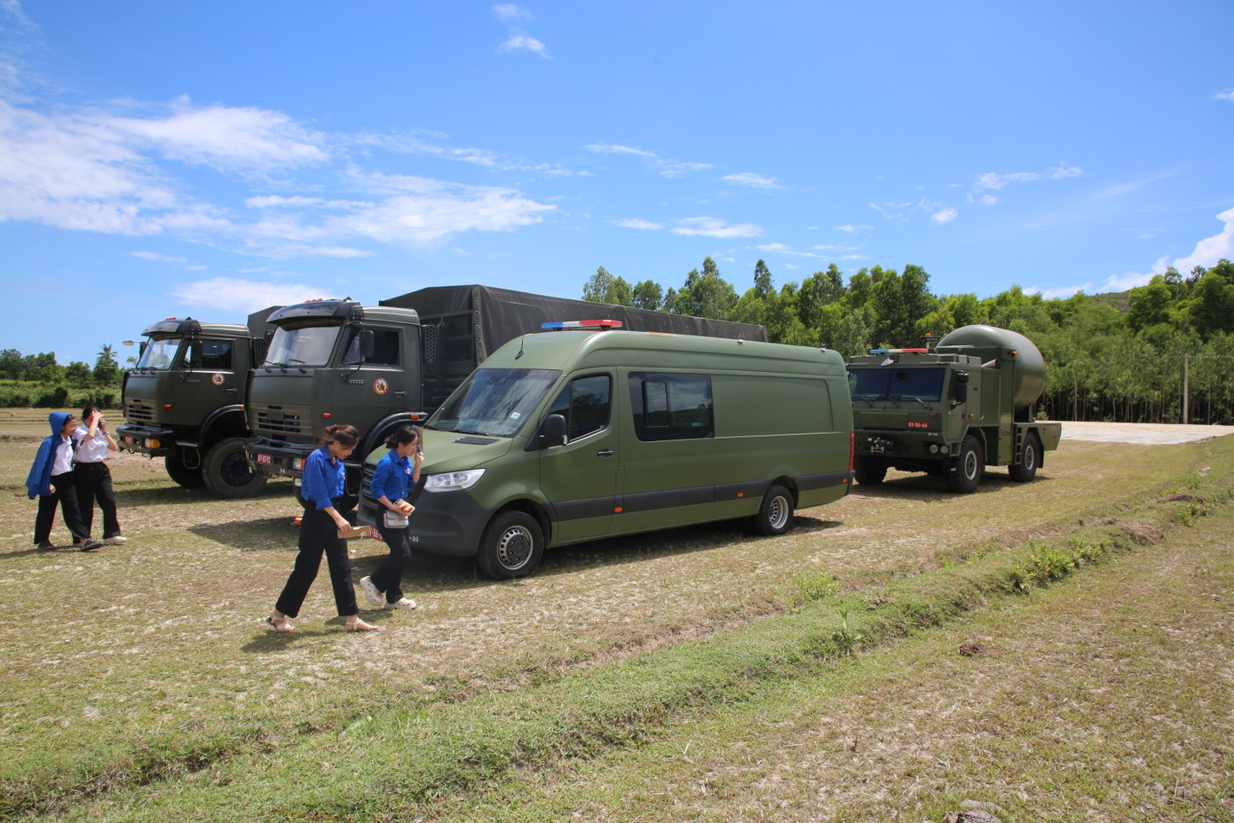 Nhiều xe chuyên dụng của Quân đội làm nhiệm vụ tại khu vực an táng nguyên Chủ tịch nước Trần Đức Lương. Nhiều xe chuyên dụng của Quân đội làm nhiệm vụ tại khu vực an táng nguyên Chủ tịch nước Trần Đức Lương.