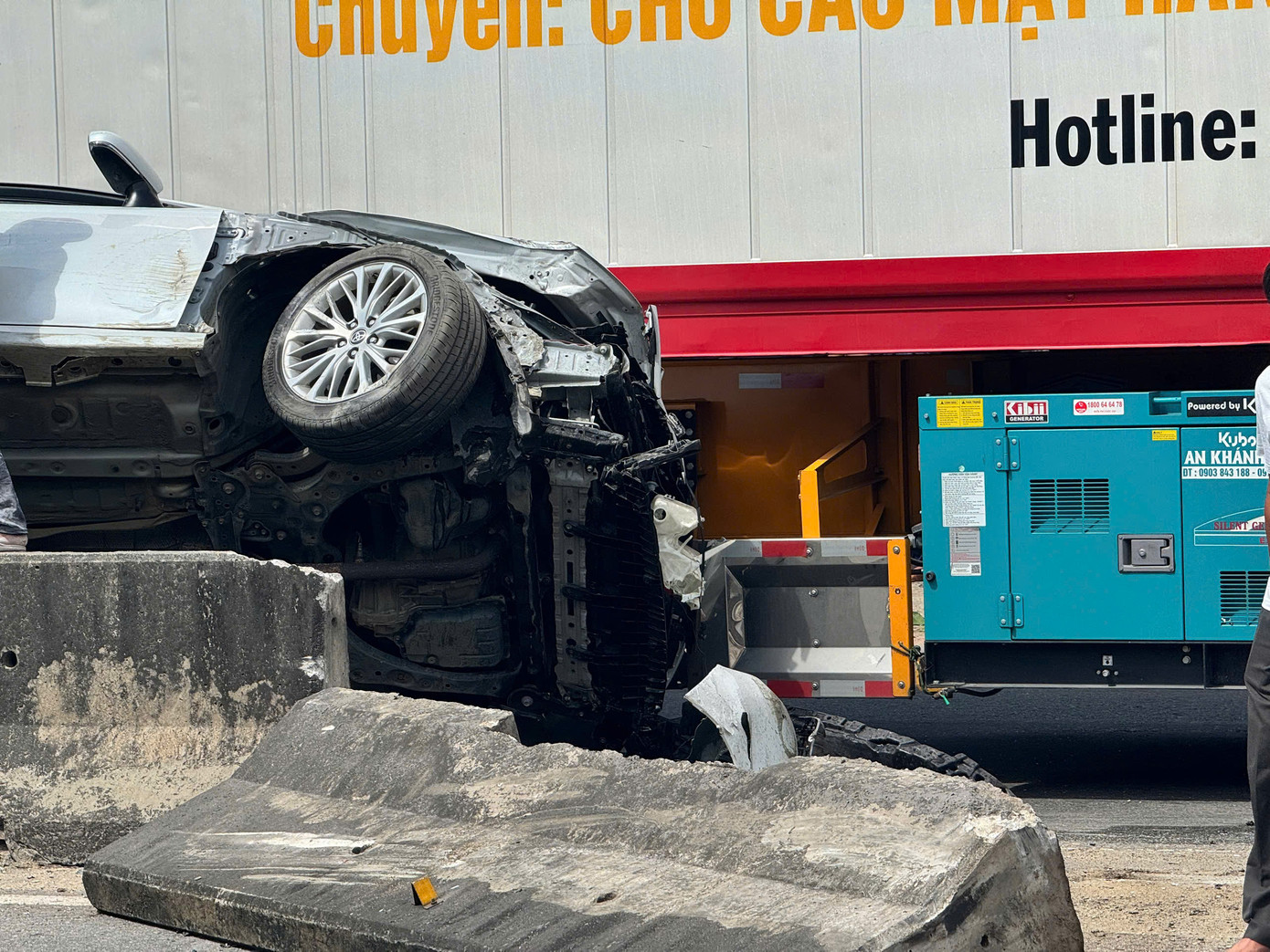 Phần đầu xe bị biến dạng. Ảnh: Nguyễn Ngọc Phần đầu xe bị biến dạng. Ảnh: Nguyễn Ngọc