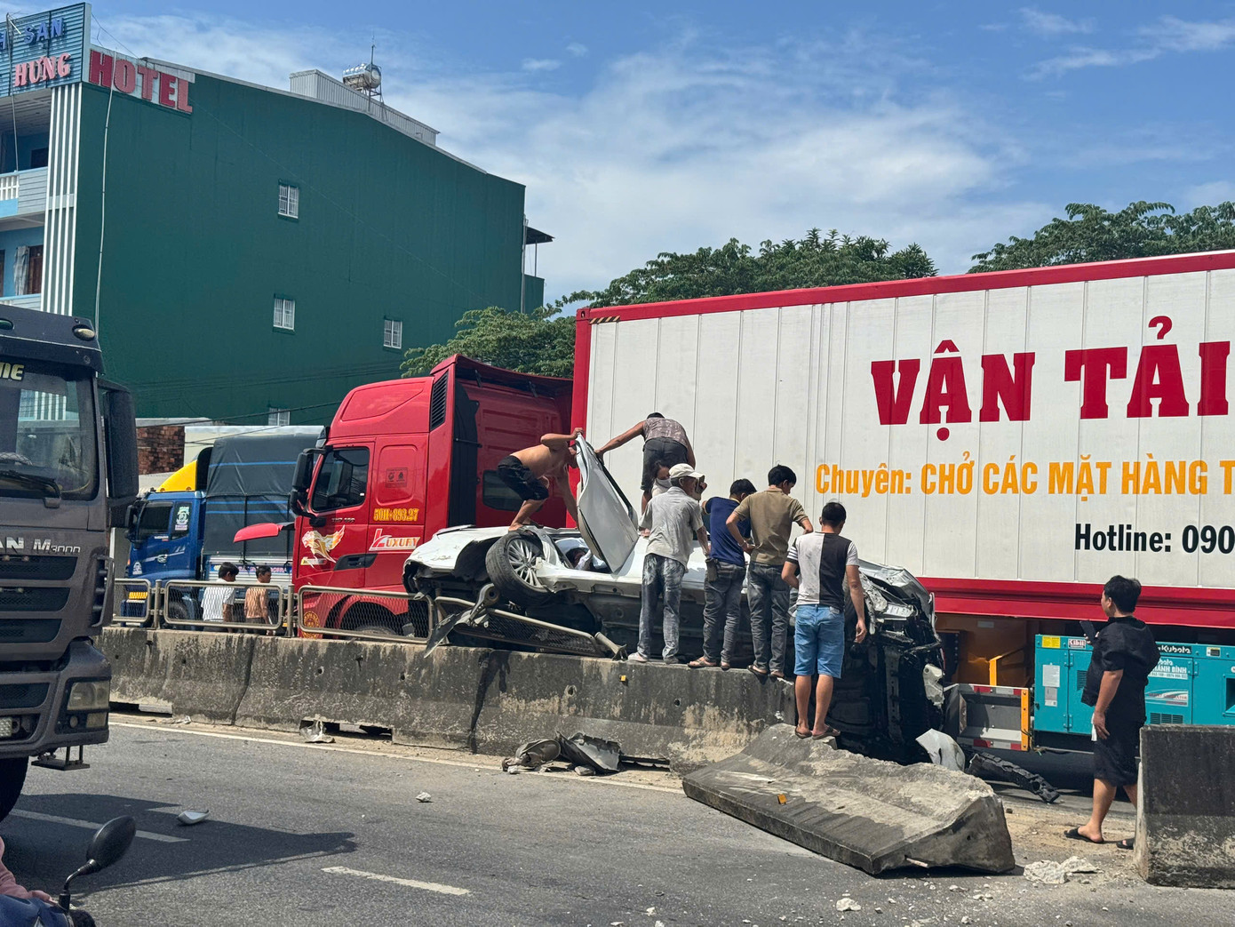 Người dân hỗ trợ các nạn nhân bên trong xe ô tô con ra ngoài. Ảnh: Nguyễn Ngọc Người dân hỗ trợ các nạn nhân bên trong xe ô tô con ra ngoài. Ảnh: Nguyễn Ngọc