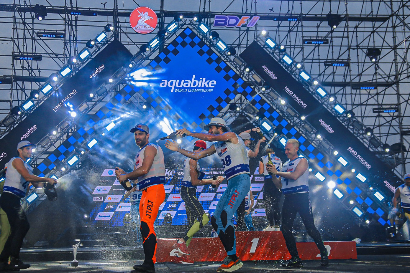 Các tay đua chia sẻ niềm vui trong ngày trao giải.