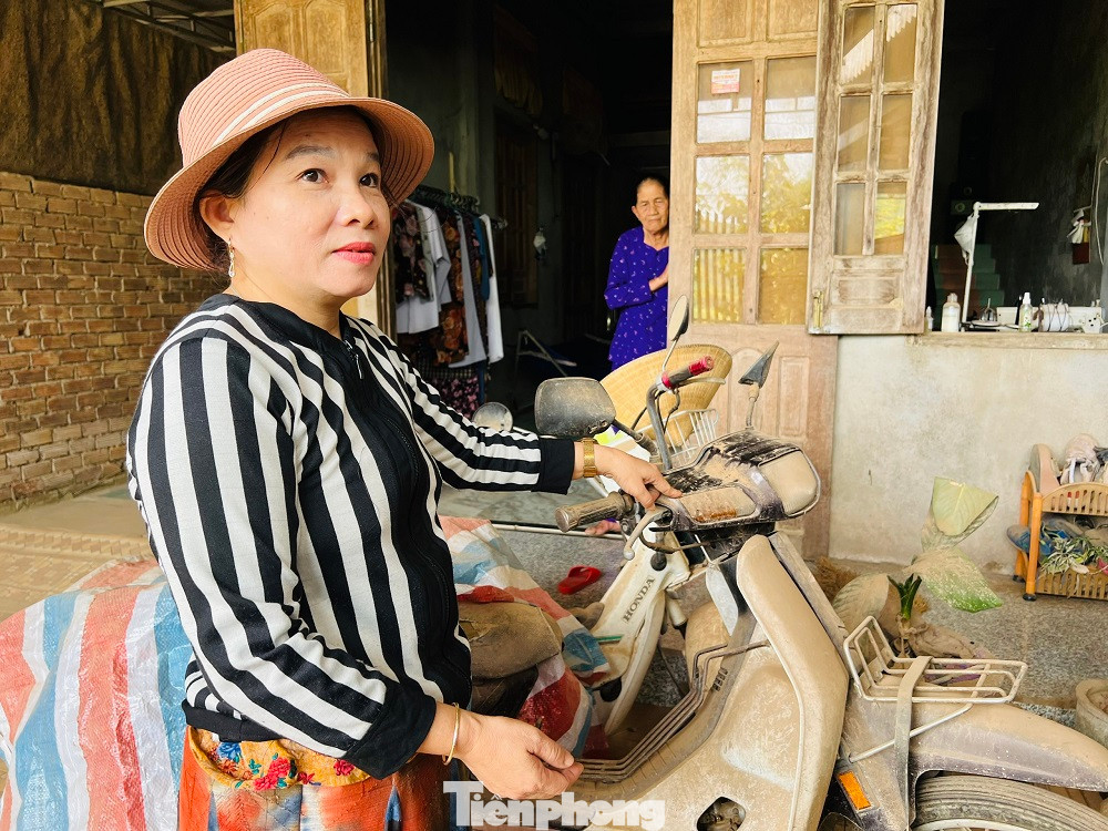 Người dân khổ sở vì bụi. Ảnh: Nguyễn Ngọc