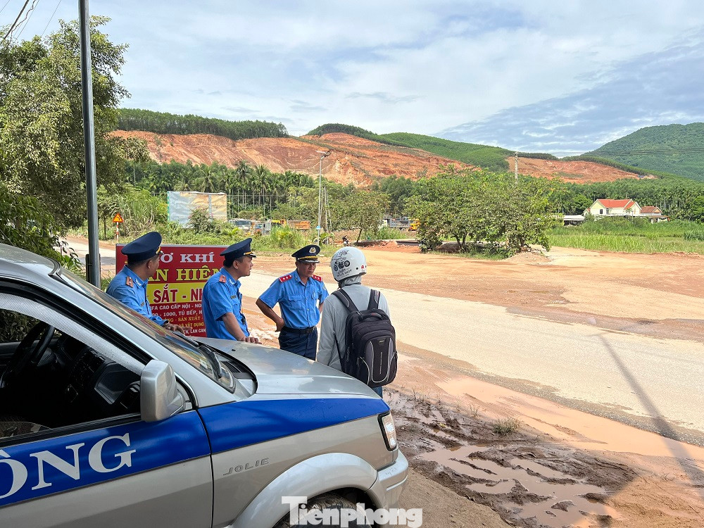 Khi có lực lượng Thanh tra giao thông tuần tra, kiểm soát, một số xe chở đất ở mỏ Hành Thiện dừng hoạt động. Ảnh: Nguyễn Ngọc