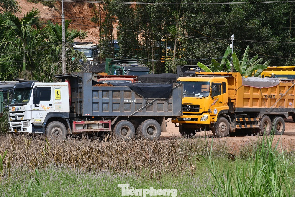 Khi có lực lượng Thanh tra giao thông tuần tra, kiểm soát, một số xe chở đất ở mỏ Hành Thiện dừng hoạt động. Ảnh: Nguyễn Ngọc