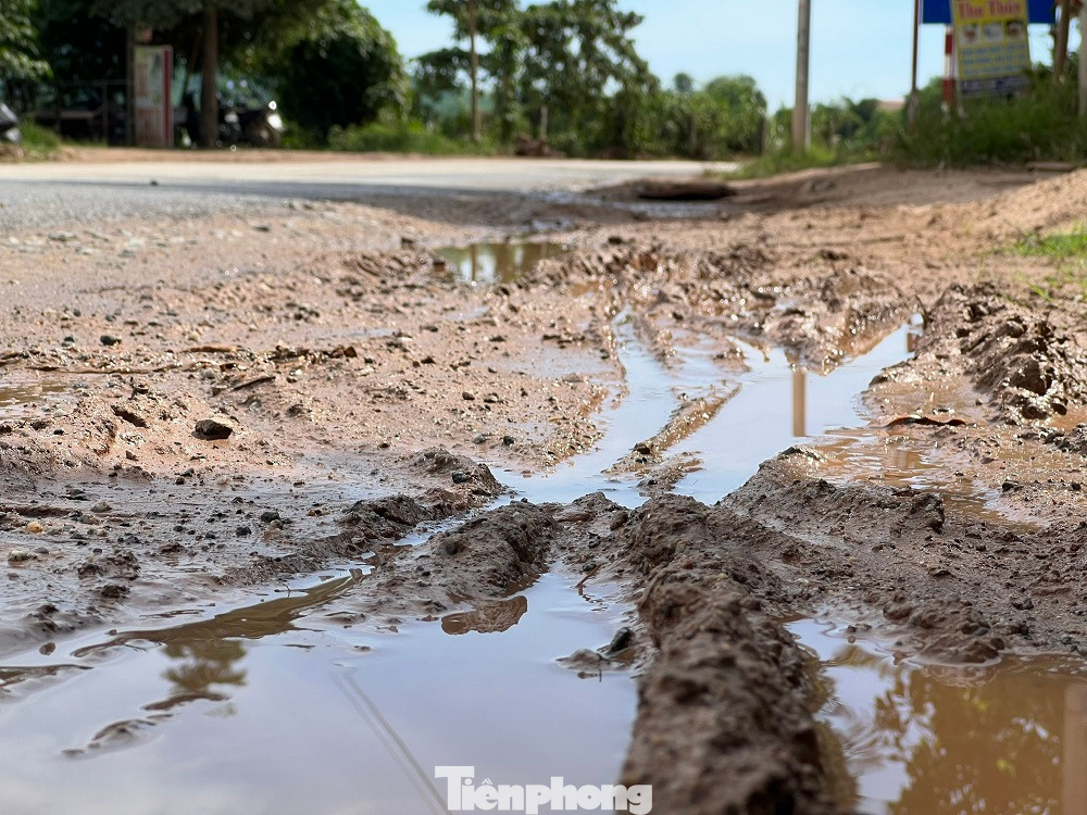Mặt đường lầy lội sau khi được tưới nước. Ảnh: Nguyễn Ngọc