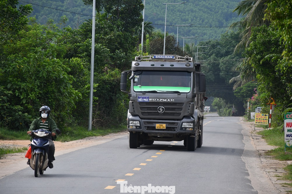 Xe tải chở đất vượt ẩu trên tuyến tỉnh lộ 624B. Ảnh: Nguyễn Ngọc