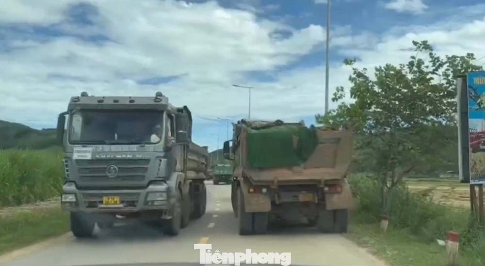 Xe tải chở đất vượt ẩu trên tuyến tỉnh lộ 624B. Ảnh: Nguyễn Ngọc