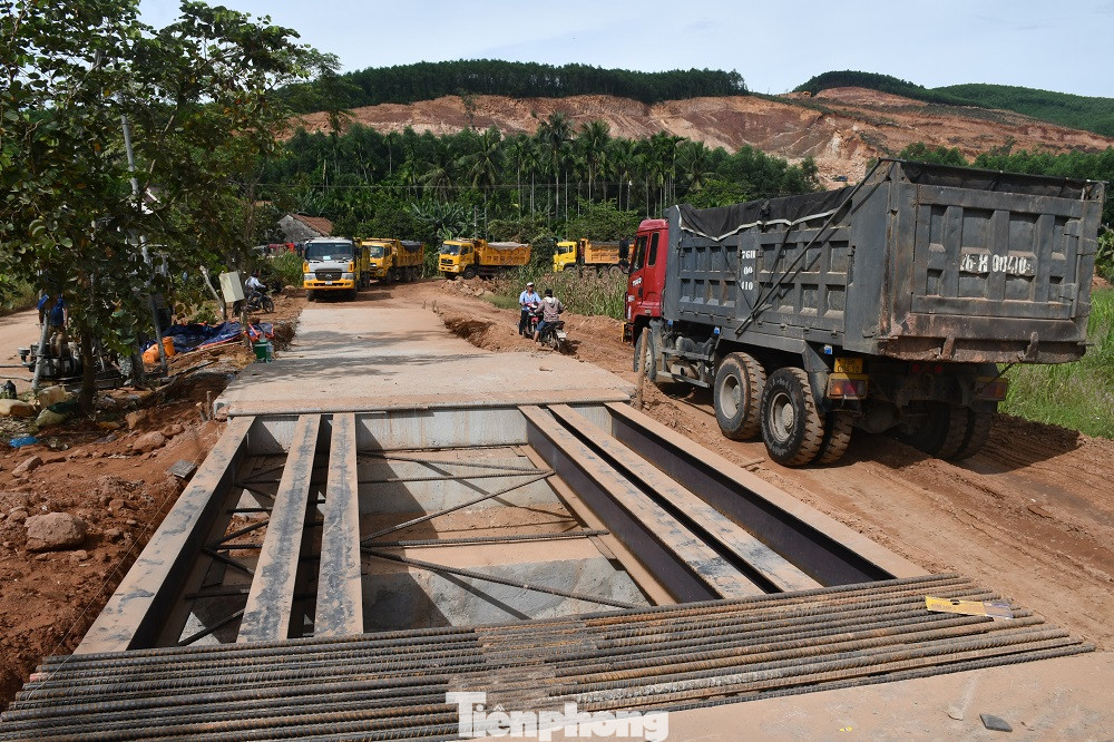 Dù đã đi vào hoạt động đã lâu, nhưng các đơn vị liên quan vẫn chưa làm xong điểm rửa xe tập trung trước mỏ đất Hành Thiện. Ảnh: Nguyễn Ngọc