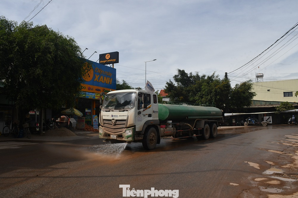 Mặt đường lầy lội sau khi được tưới nước. Ảnh: Nguyễn Ngọc