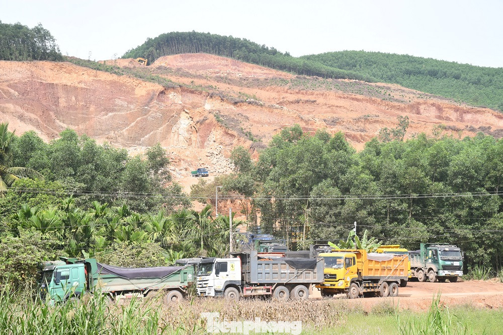Dù đã đi vào hoạt động đã lâu, nhưng các đơn vị liên quan vẫn chưa làm xong điểm rửa xe tập trung trước mỏ đất Hành Thiện. Ảnh: Nguyễn Ngọc