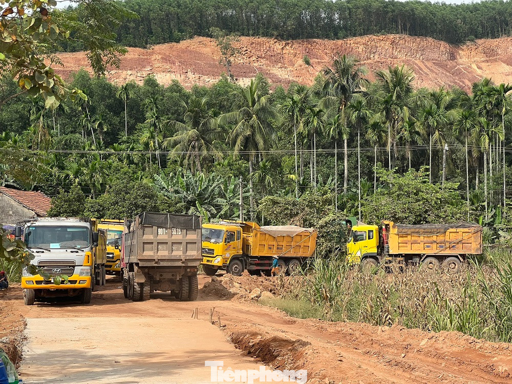 Khi có lực lượng Thanh tra giao thông tuần tra, kiểm soát, một số xe chở đất ở mỏ Hành Thiện dừng hoạt động. Ảnh: Nguyễn Ngọc