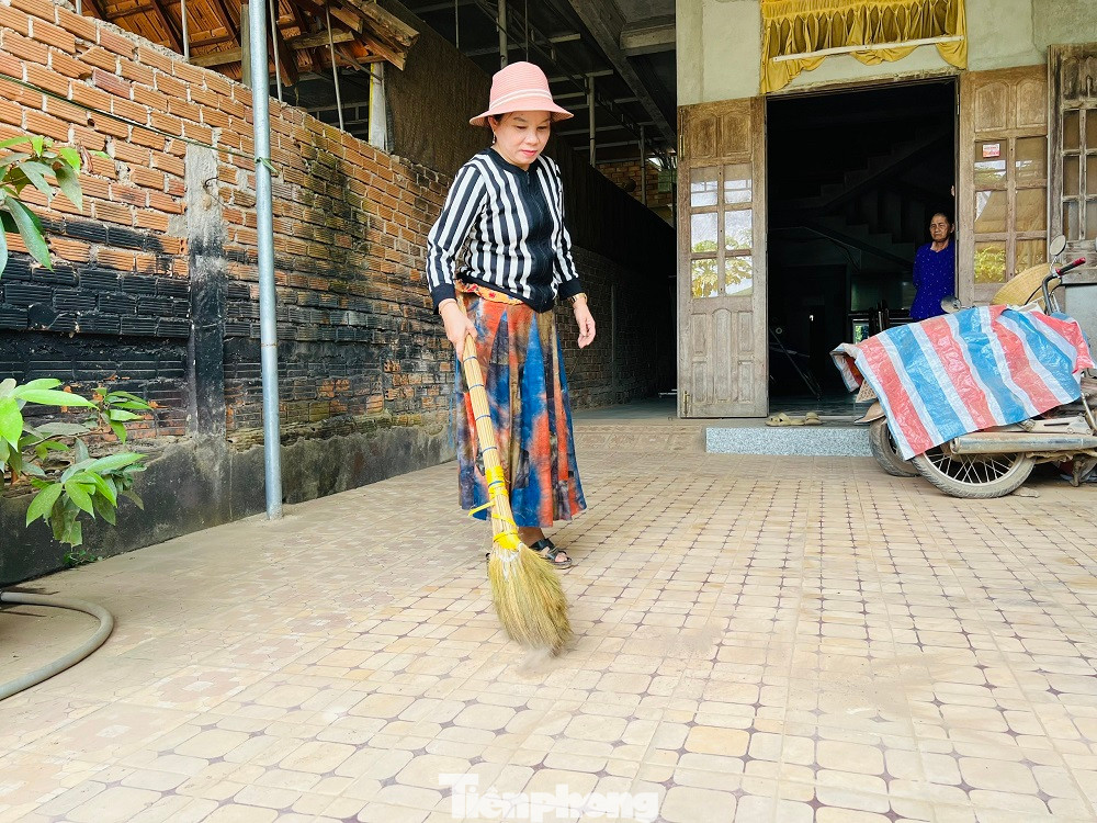 Người dân khổ sở vì bụi. Ảnh: Nguyễn Ngọc