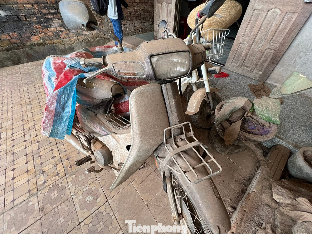 Bụi bám đầy vật dụng trong nhà. Ảnh: Nguyễn Ngọc