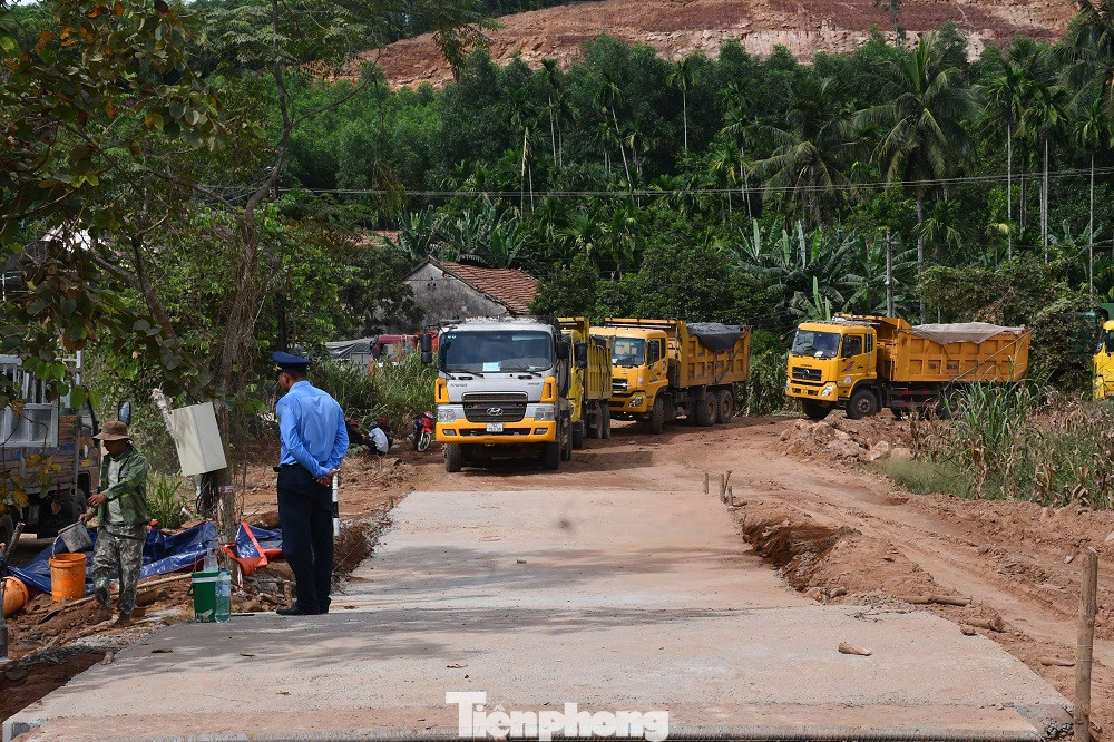 Khi có lực lượng Thanh tra giao thông tuần tra, kiểm soát, một số xe chở đất ở mỏ Hành Thiện dừng hoạt động. Ảnh: Nguyễn Ngọc