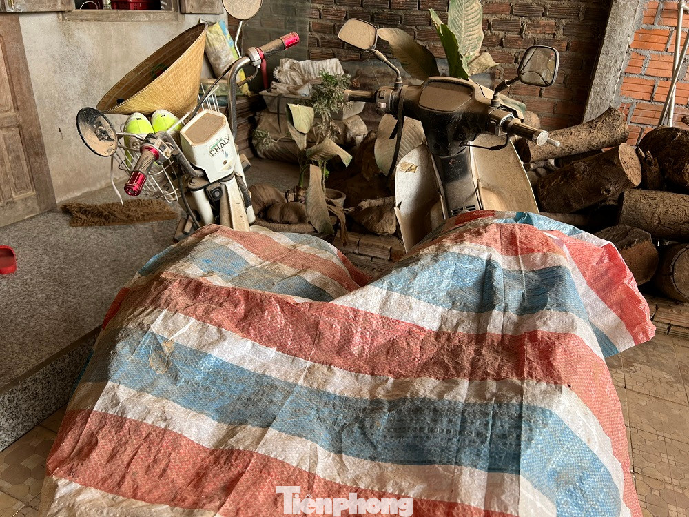 Người dân khổ sở vì bụi. Ảnh: Nguyễn Ngọc