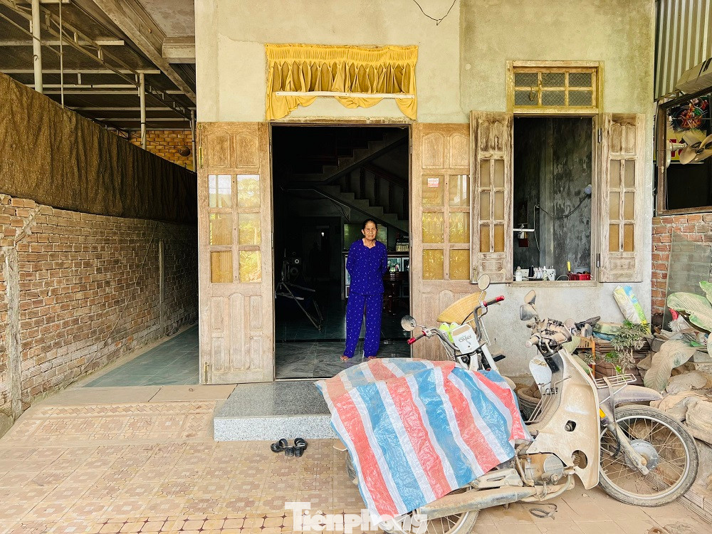 Người dân khổ sở vì bụi. Ảnh: Nguyễn Ngọc