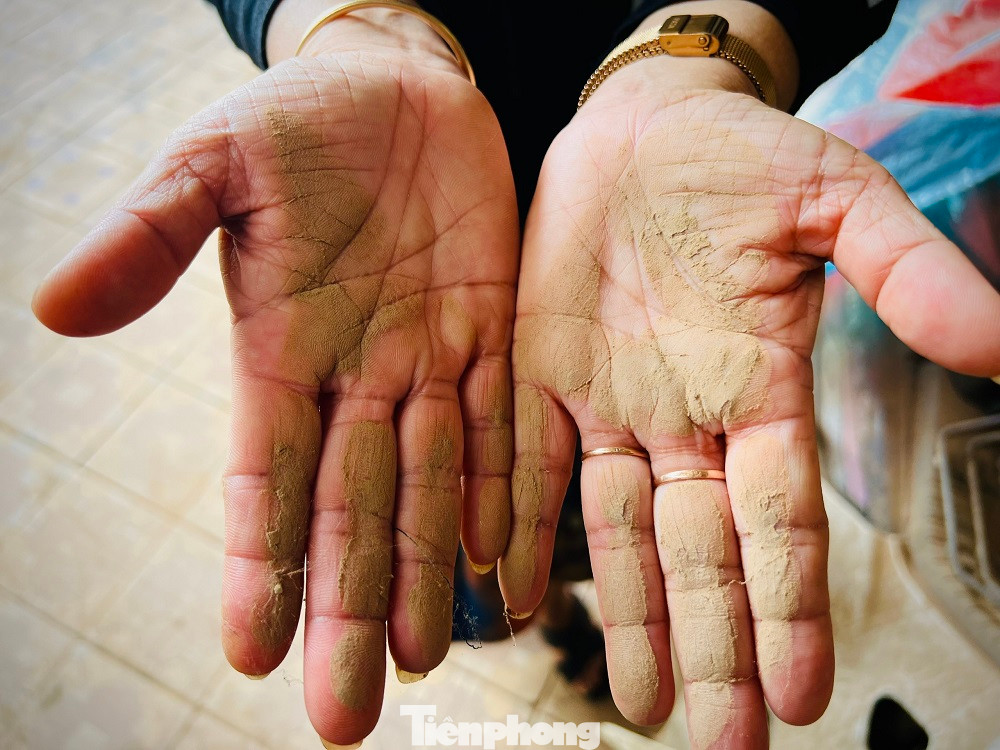 Bụi bám đầy vật dụng trong nhà. Ảnh: Nguyễn Ngọc