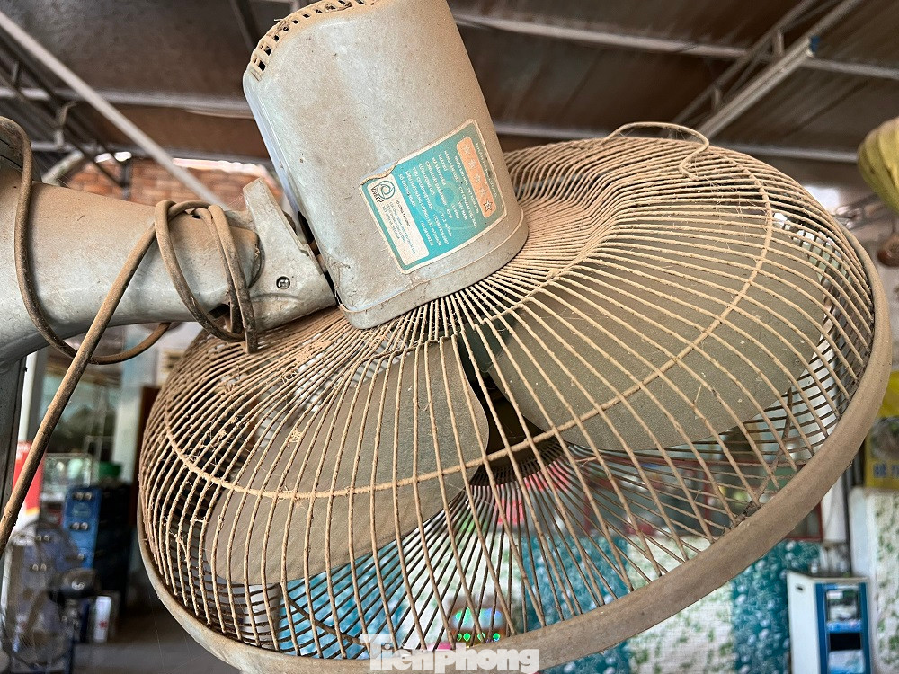 Bụi bám đầy vật dụng trong nhà. Ảnh: Nguyễn Ngọc