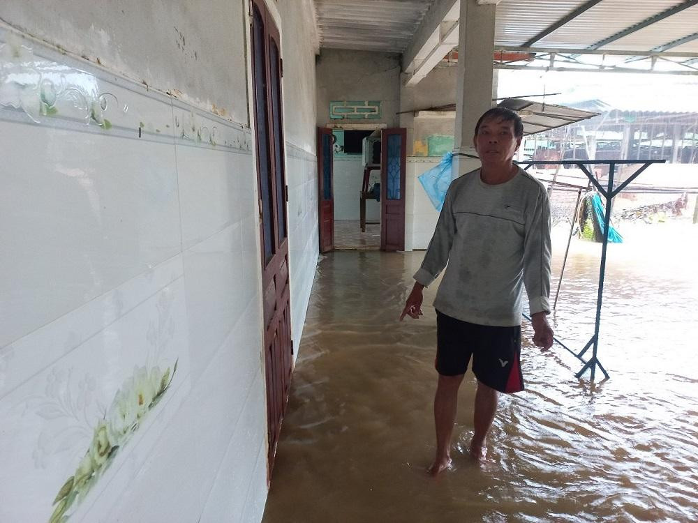 Ông Ngô Xuân Đức (trú xã Hành Dũng) cho hay người dân địa phương đã quen với nước lũ, bởi mỗi năm khu vực này có khoảng 5 đợt ngập lũ. Cứ mưa lớn là người dân chủ động kê đồ lên cao, nhờ chủ động ứng phó nên không có thiệt hại về tài sản.