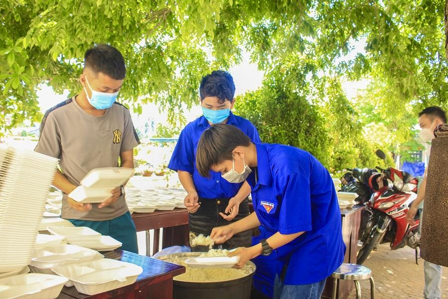 Việc làm của các em đã tiếp thêm sức mạnh tinh thần để các lực lượng tuyến đầu quyết tâm chiến thắng dịch COVID-19.