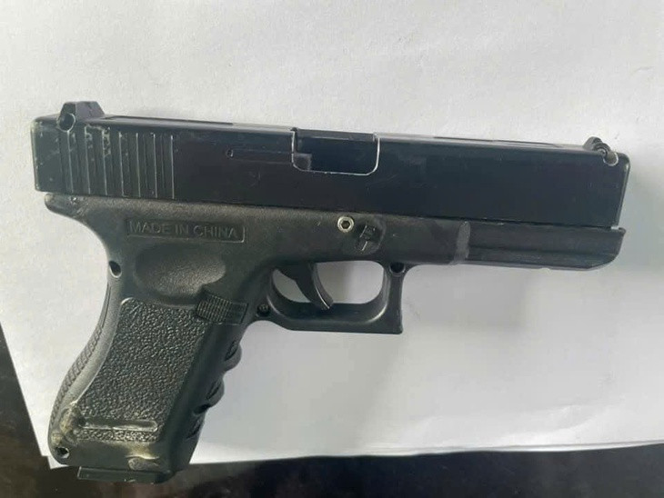 Hiện trường vụ việc (ảnh trên); Tang vật vụ án và nạn nhân (ảnh dưới).