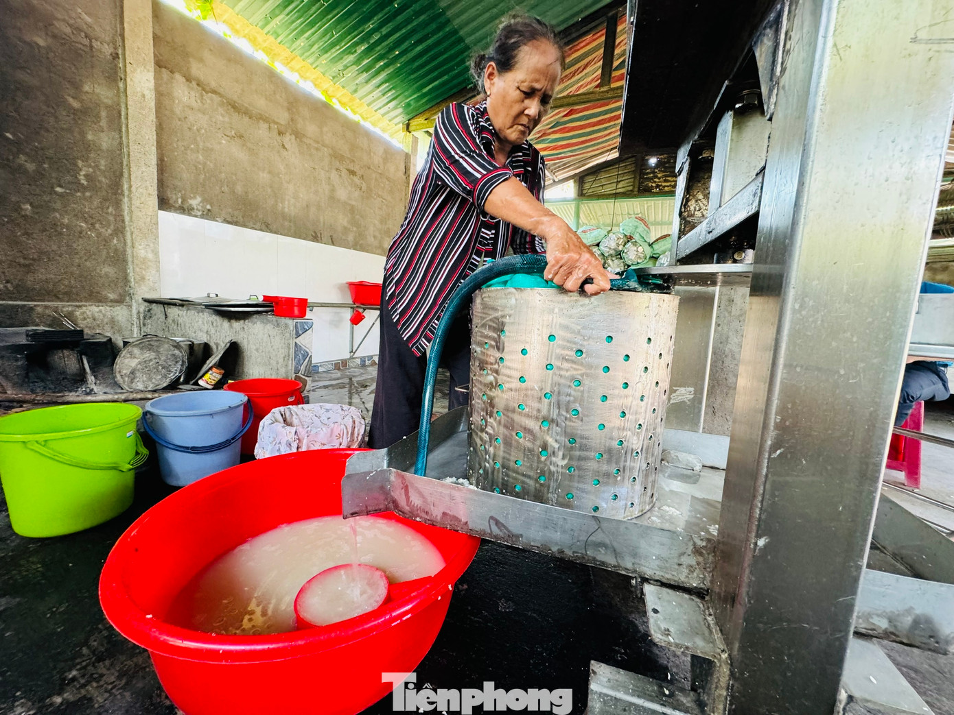 Tỷ lệ pha trộn, cách ủ bột là bí quyết của từng cơ sở sản xuất mạch nha. Hỗn hợp bột sau khi ủ được ép lấy nước sẽ dùng để nấu mạch nha.