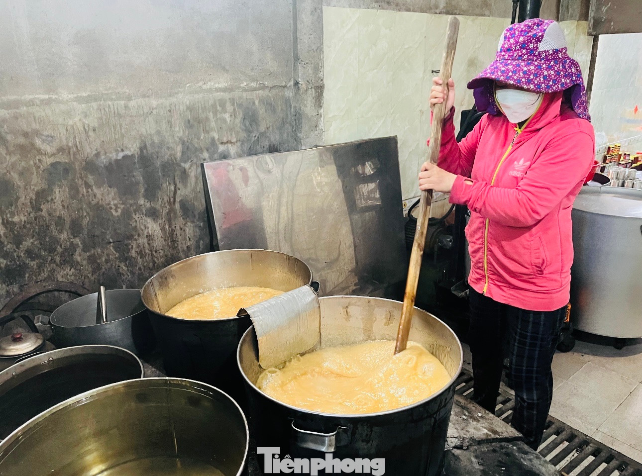 “Vất vả nhất là lúc mạch nha đang dần cô đặc, phải đứng đánh dẻo liên tục tại nồi để mạch nha quánh lại, giữ lửa liên tục suốt nhiều giờ liền. Khâu này chỉ cần ngừng tay là mạch nha không quánh dẻo, lửa tắt là mạch nha không tới thì bỏ luôn cả nồi”, bà Hồng nói.