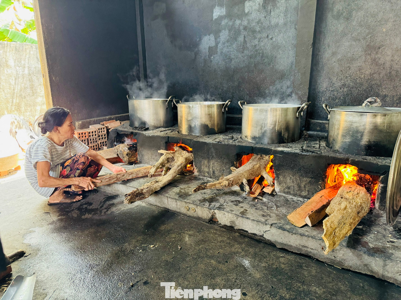 Bà Trần Thị Kim Hồng (trú xã Đức Hòa, huyện Mộ Đức) cho biết làm mạch nha thủ công trải qua nhiều công đoạn, tốn nhiều thời gian. Tuy nhiên, cách nấu thủ công mới cho ra được loại mạch nha ngon, màu vàng óng, vị ngọt thanh.