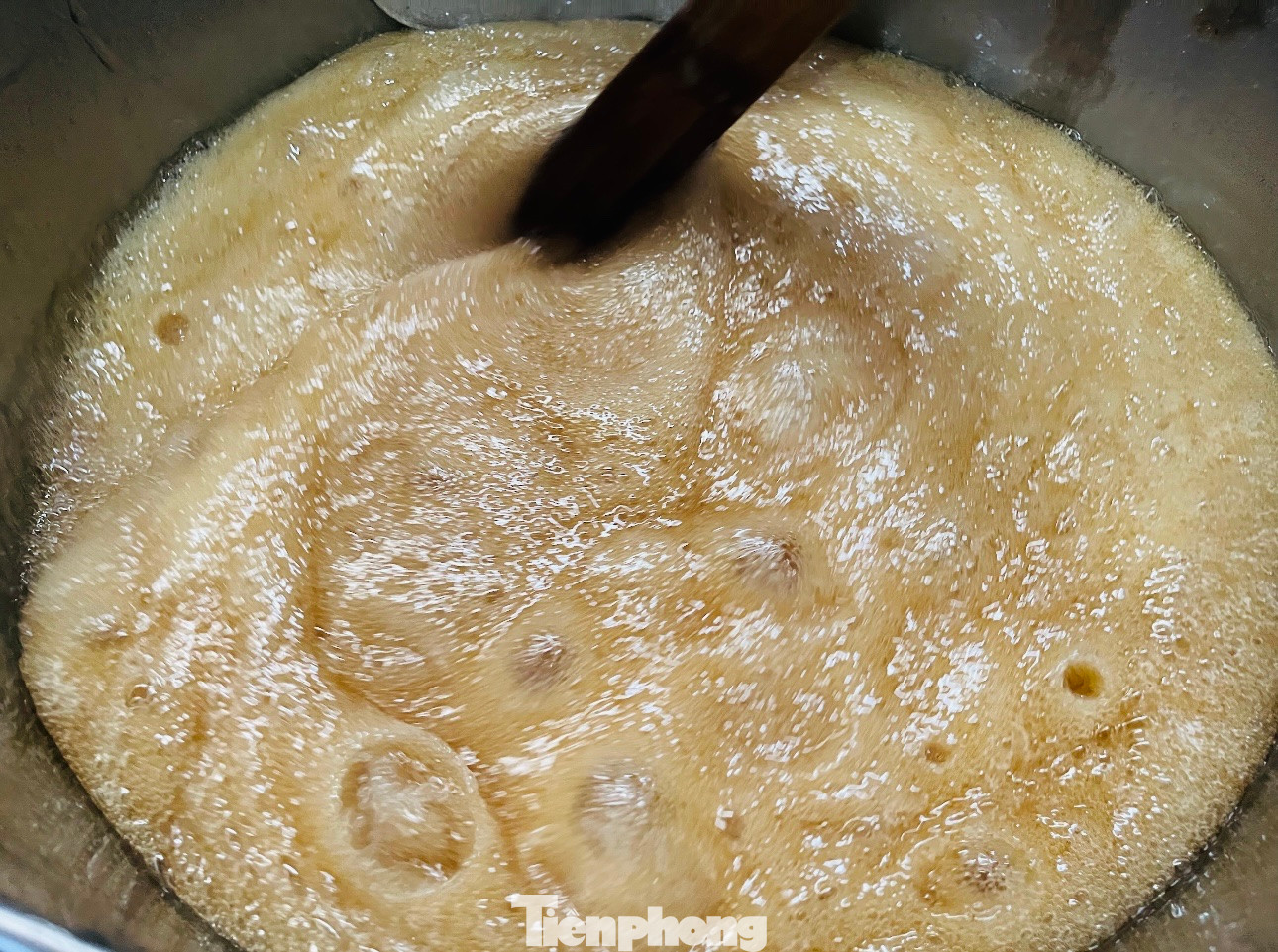 Sau khi nấu liên tục khoảng 6-7 giờ, hỗn hợp nước ép từ bột mạ khô và xôi nếp sẽ cô đặc thành mạch nha.