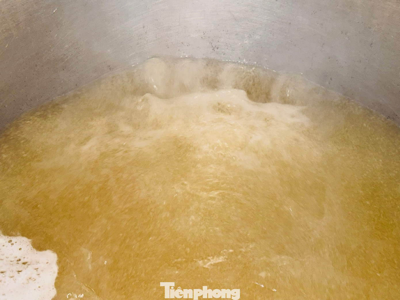 Sau khi nấu liên tục khoảng 6-7 giờ, hỗn hợp nước ép từ bột mạ khô và xôi nếp sẽ cô đặc thành mạch nha.