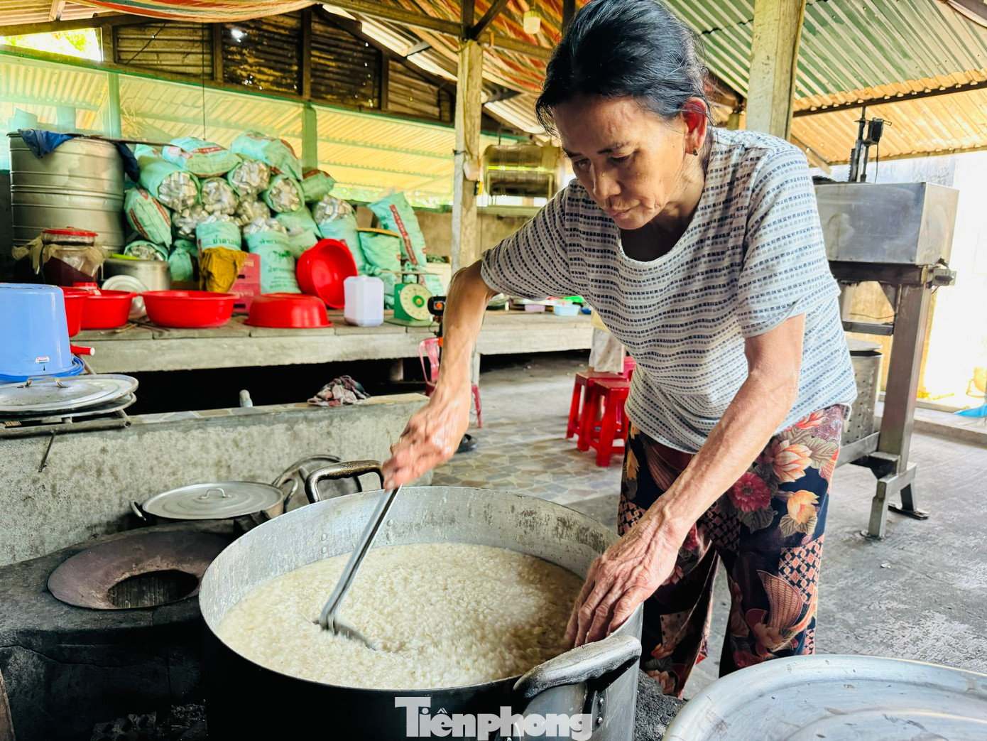 Tỷ lệ pha trộn, cách ủ bột là bí quyết của từng cơ sở sản xuất mạch nha. Hỗn hợp bột sau khi ủ được ép lấy nước sẽ dùng để nấu mạch nha.