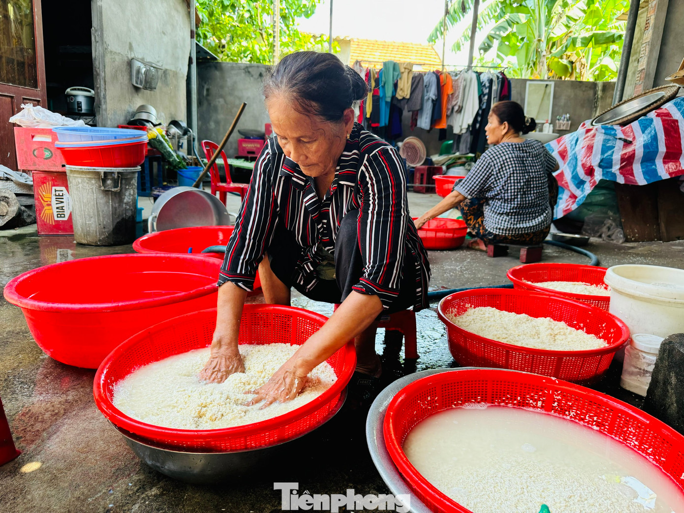 Nếp được ngâm, hấp cách thủy thành xôi. Xôi được trộn với bột mạ khô theo tỷ lệ nhất định sau đó ủ qua đêm trong thùng kín.