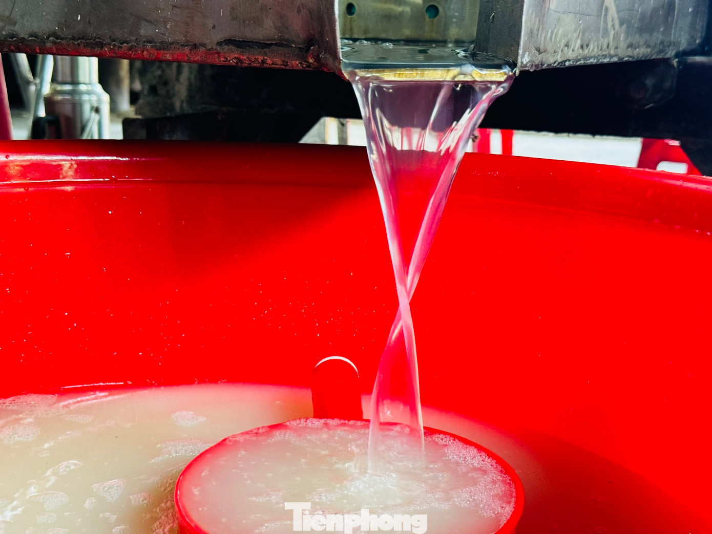 Tỷ lệ pha trộn, cách ủ bột là bí quyết của từng cơ sở sản xuất mạch nha. Hỗn hợp bột sau khi ủ được ép lấy nước sẽ dùng để nấu mạch nha.