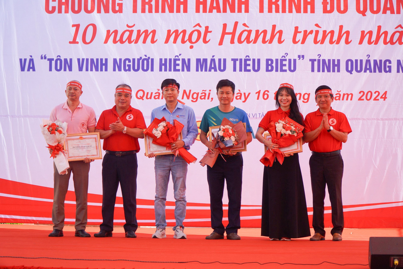 Tặng hoa, tri ân các đơn vị tài trợ.