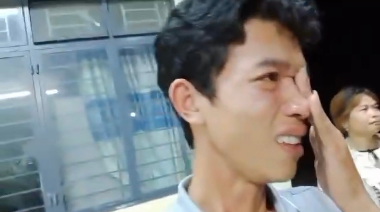 Đồng nghiệp của thầy Duy cũng xúc động rơi nước mắt. Đồng nghiệp của thầy Duy cũng xúc động rơi nước mắt.