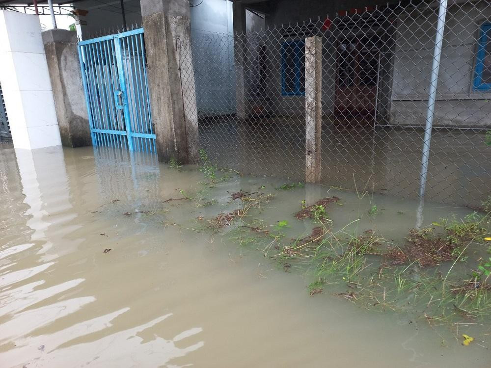 Dự báo trong 6 giờ tới, lũ trên các sông dao động ở mức báo động 2 - báo động 3 và xuống chậm. Trong 6-24 giờ tiếp theo lũ trên các sông xuống chậm dần.